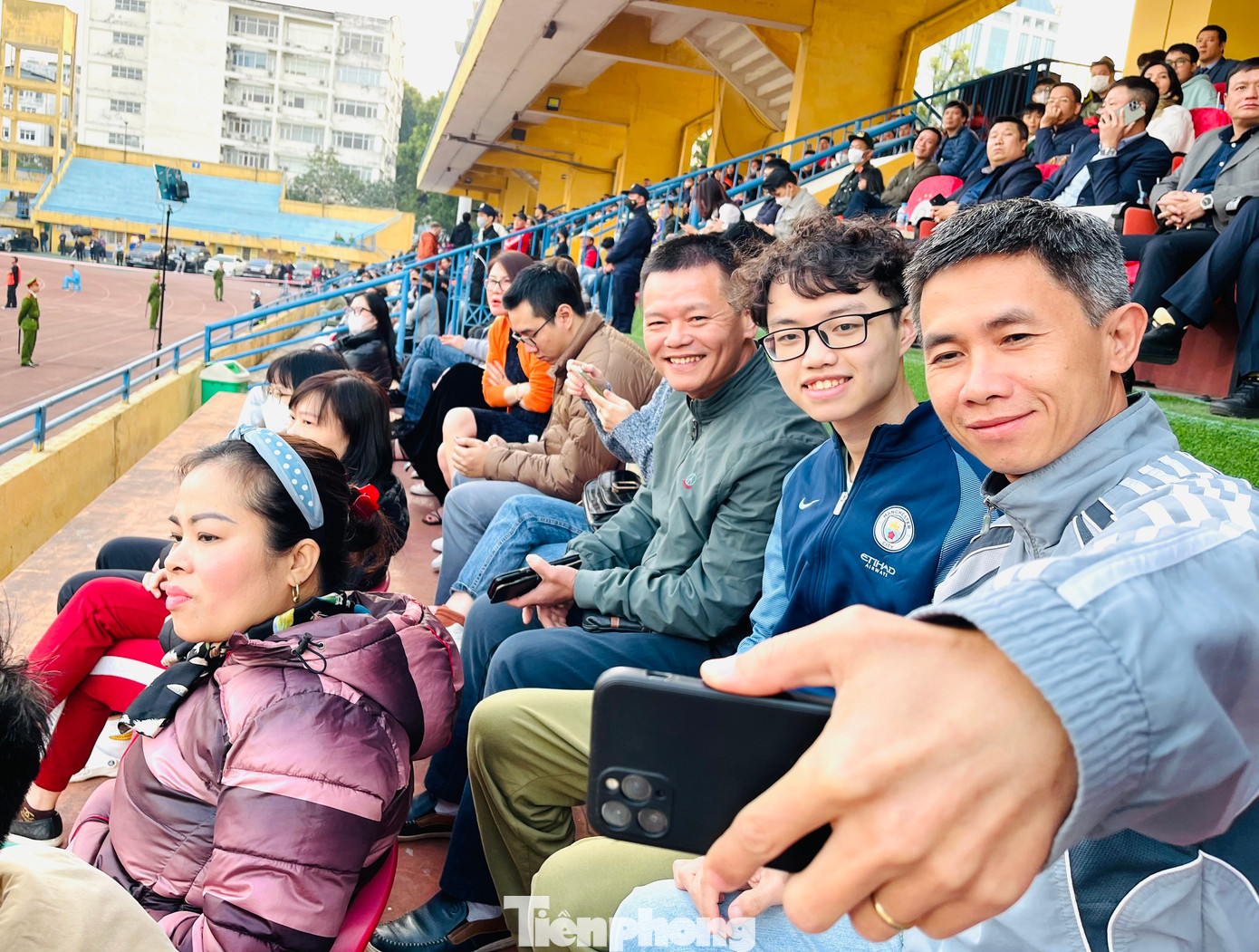 Cổ động viên tranh thủ "check-in" trên khán đài. Ảnh: Trọng Tài
