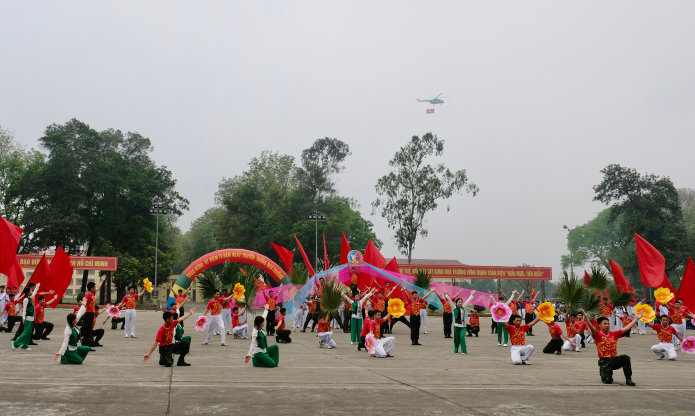 Phần thi múa hát tập thể, dân vũ tiêu biểu tại chương trình. Ảnh: Châu Linh