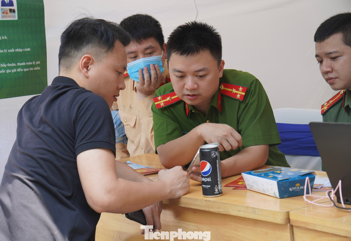 Đoàn Thanh niên Công an Thành phố Hà Nội giới thiệu về các mô hình chuyển đổi số tại ngày hội. Ảnh: Châu Linh