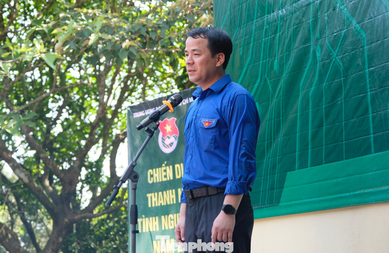 Anh Ngô Văn Cương phát biểu tại chương trình và tặng cờ Tổ quốc. Ảnh: Châu Linh