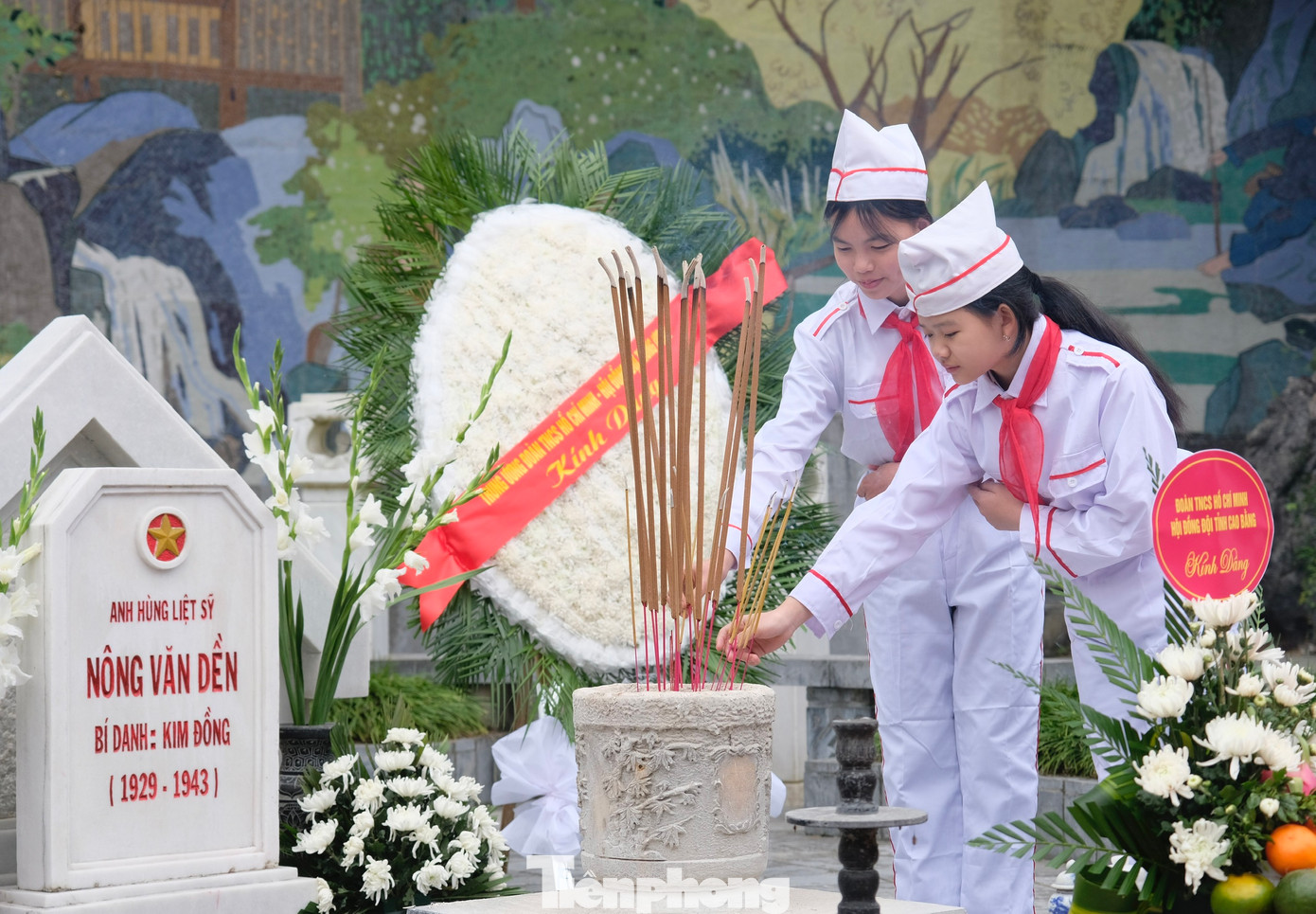 Các em học sinh thắp hương tưởng nhớ Anh hùng liệt sỹ Kim Đồng. - Ảnh: Châu Linh Các em học sinh thắp hương tưởng nhớ Anh hùng liệt sỹ Kim Đồng. - Ảnh: Châu Linh