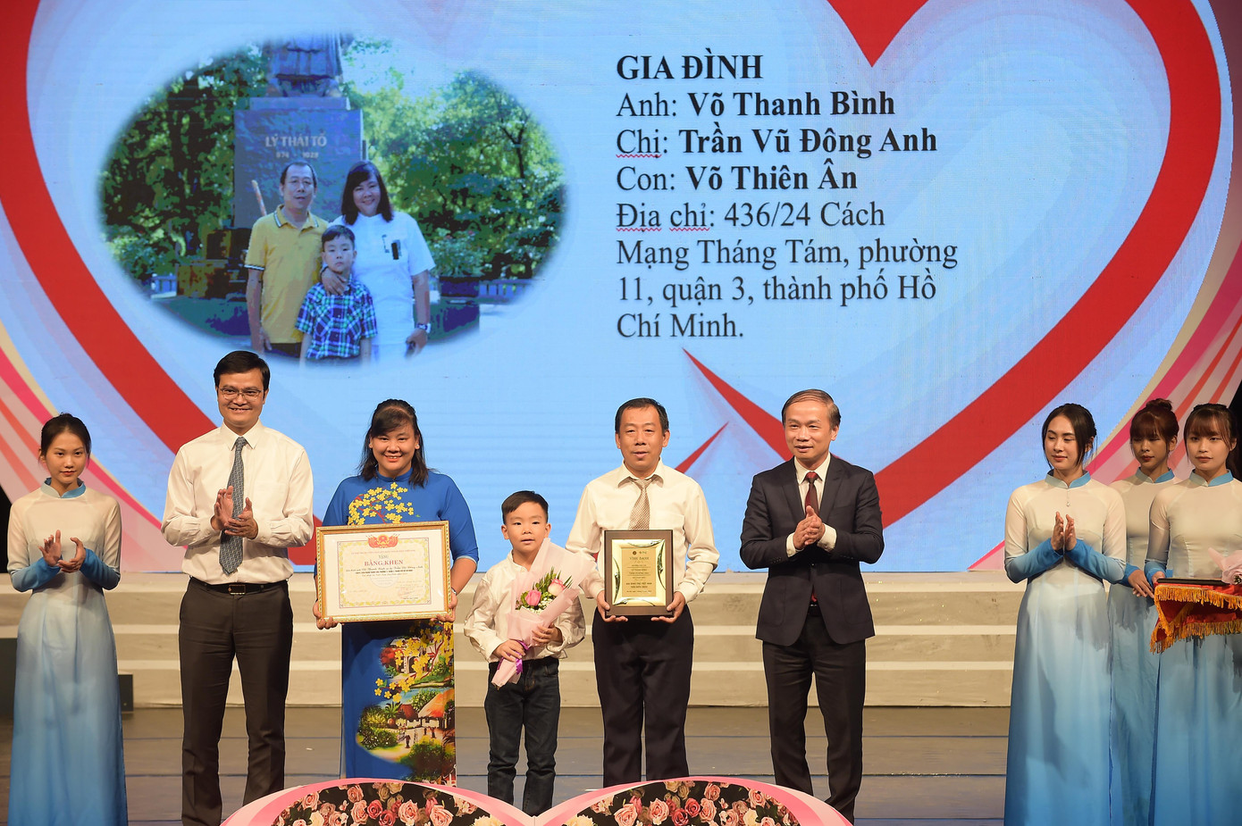 Anh Bình và chị Anh nhận danh hiệu "Gia đình trẻ Việt Nam tiêu biểu" 2022. Ảnh: Xuân Tùng.