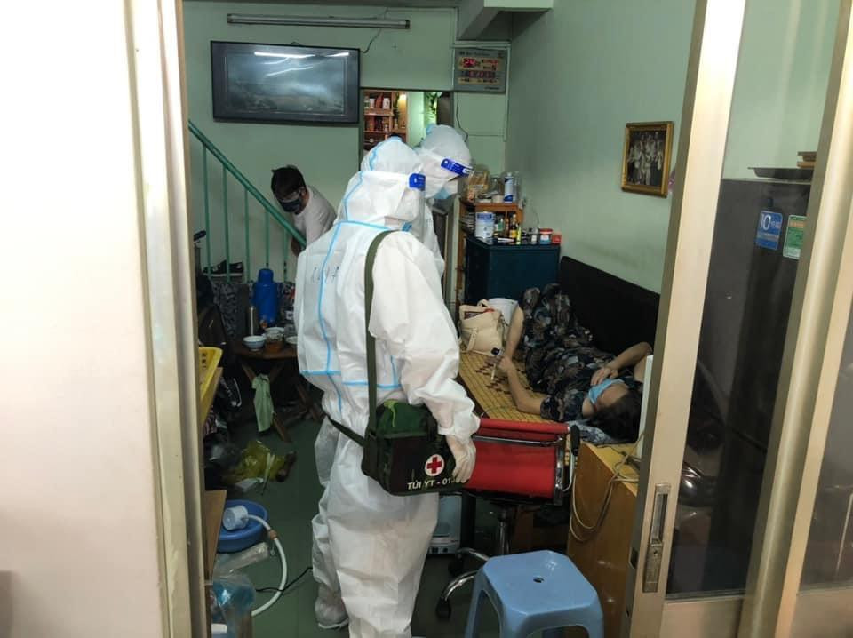 Mạnh Hùng cùng đồng đội thăm khám, tư vấn điều trị bệnh nhân F0 tại nhà. Mạnh Hùng cùng đồng đội thăm khám, tư vấn điều trị bệnh nhân F0 tại nhà.