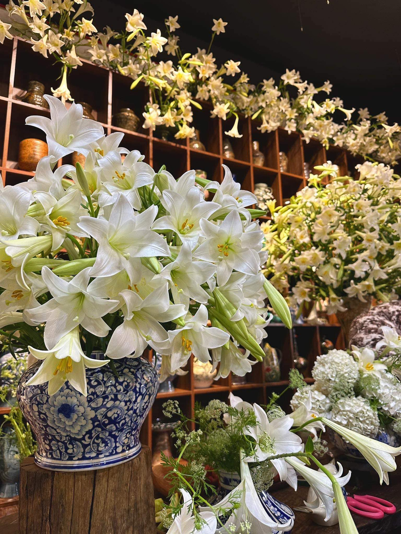 Chia sẻ cảm xúc trên mạng xã hội, chị Trang viết: "Mọi năm, cứ mỗi mùa loa kèn, mình sẽ chụp một bộ ảnh ngoại cảnh, nhưng năm nay thì khác, mình và nhóm chị em đã tranh thủ lúc giá kèn chạm đáy để cắm một phòng kèn. Kế hoạch chỉ lên trong tích tắc, 7 chị em vừa cắm vừa buôn chuyện... vì thế, có lẽ đây là mùa kèn đáng nhớ nhất của mình. Còn các bạn thì sao, đã có kỷ niệm gì về mùa kèn của Hà Nội chưa?".