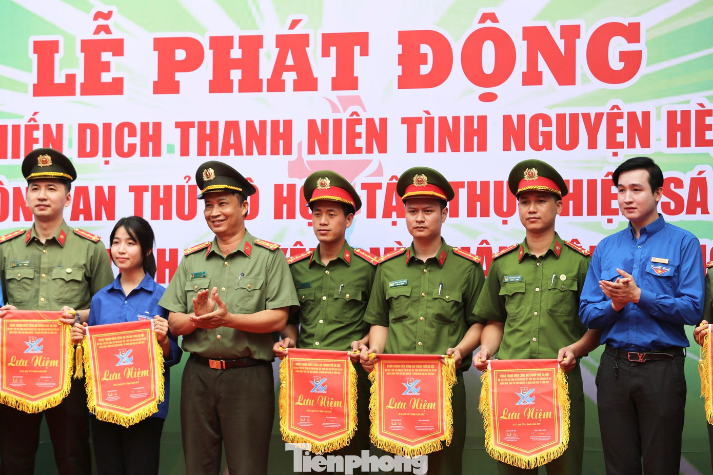 Tặng cờ lưu niệm 15 đơn vị tham dự Hội trại “Tuổi trẻ Công an Thủ đô học tập, thực hiện Sáu điều Bác Hồ dạy”.