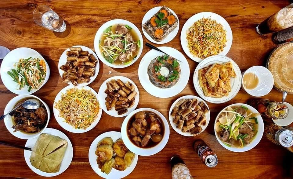 Mâm cơm truyền thống đủ món Trang đã chuẩn bị để mời bạn bè thân thiết. Ảnh: NVCC Mâm cơm truyền thống đủ món Trang đã chuẩn bị để mời bạn bè thân thiết. Ảnh: NVCC