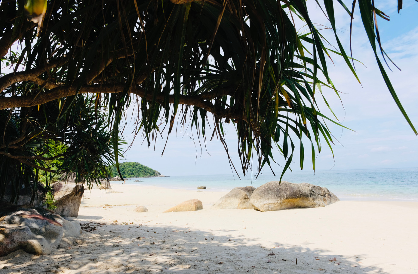 Cụm đảo Cù Lao Chàm có 8 đảo (hòn Khô mẹ, hòn Khô con, hòn Lá, hòn Mồ, hòn Dài, hòn Lao, hòn Tai, và hòn Ông) và 9 bãi biển trong xanh (bãi Bấc, bãi Làng, bãi Ông, bãi Xếp, bãi Chồng, bãi Bìm, bãi Hương, bãi Tra và bãi Nần). Trên mỗi bãi biển đều được thiết kế 3 thùng rác có chỉ dẫn phân loại (chất thải tái chế, chất thải hữu cơ, chất thải vô cơ). Ảnh: Châu Linh Cụm đảo Cù Lao Chàm có 8 đảo (hòn Khô mẹ, hòn Khô con, hòn Lá, hòn Mồ, hòn Dài, hòn Lao, hòn Tai, và hòn Ông) và 9 bãi biển trong xanh (bãi Bấc, bãi Làng, bãi Ông, bãi Xếp, bãi Chồng, bãi Bìm, bãi Hương, bãi Tra và bãi Nần). Trên mỗi bãi biển đều được thiết kế 3 thùng rác có chỉ dẫn phân loại (chất thải tái chế, chất thải hữu cơ, chất thải vô cơ). Ảnh: Châu Linh