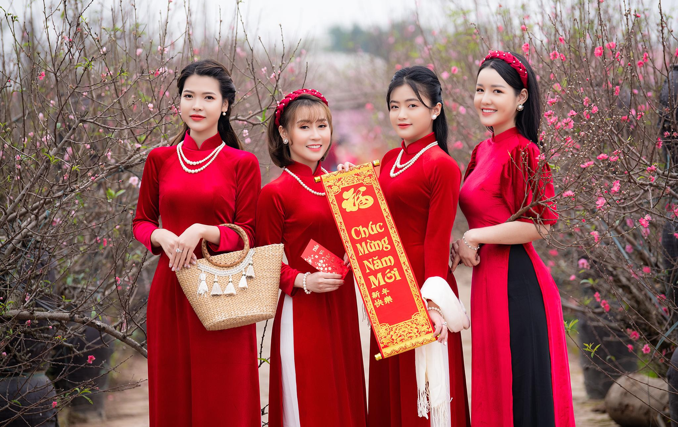 4 cô gái tuổi xuân thì &quot;rủ nhau&quot; khoe sắc bên những bông hoa đào tại vườn hoa ở quận Tây Hồ, Hà Nội. Được biết, nơi đây luôn là địa điểm &quot;sống ảo&quot; được nhiều du khách lựa chọn. Mỗi mùa, vườn hoa lại thay màu áo với vẻ đẹp riêng bằng các loài hoa khác nhau. Do đó, bất kỳ mùa nào trong năm cũng thu hút đông lượng khách ghé thăm, chụp ảnh. Ảnh: Đào Minh Đức