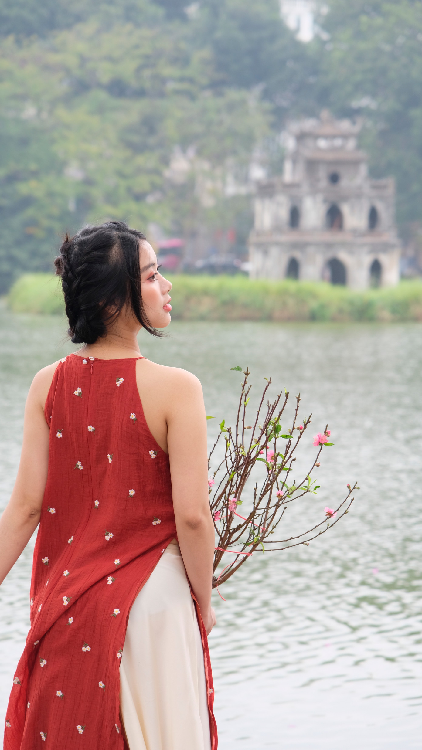 Bùi Phương Uyên (23 tuổi, sống ở Nam Từ Liêm, Hà Nội) rất yêu thích sự hoài niệm, cổ kính nên đã lên kế hoạch chọn áo dài, phong cách trang điểm phù hợp để chụp ảnh đón Tết ở phố đi bộ Hồ Gươm. Ảnh: Diệu Nhi