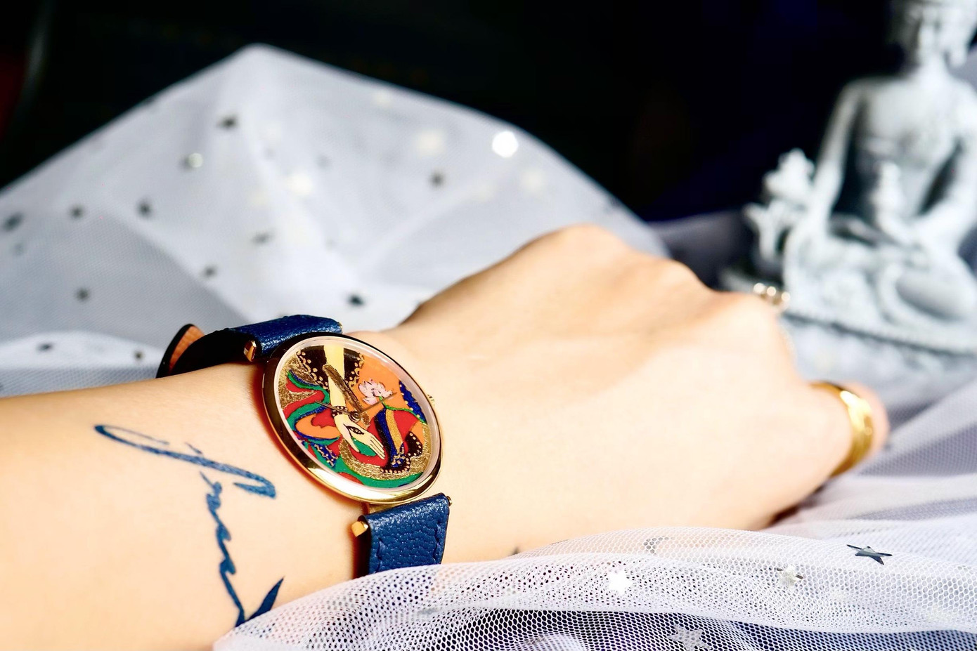 Ngoài ra, chị Dương cũng có hứng thú với các tác phẩm kinh điển nên thường triển khai mẫu đồng hồ dựa trên những bức tranh nổi tiếng thế giới. Đặc biệt, nữ họa sĩ 8x chú trọng vào phát triển tuyến đề tài về mỹ thuật dân gian để góp phần lưu giữ và phát triển nét đẹp văn hóa truyền thống của dân tộc.