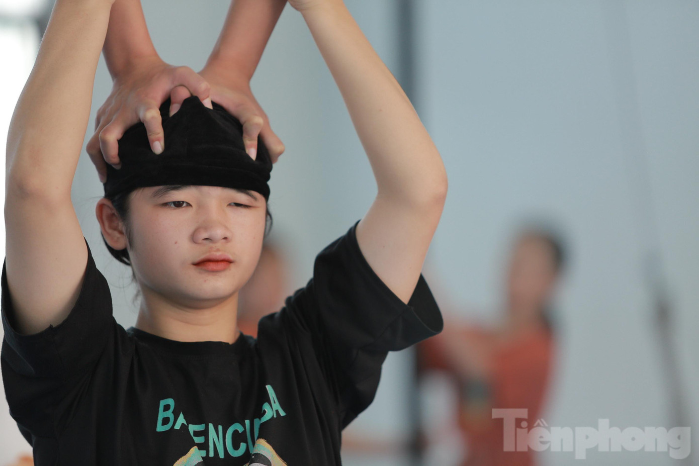 Sự tập trung cao độ của nữ học viên trong quá trình luyện kỹ thuật thăng bằng.