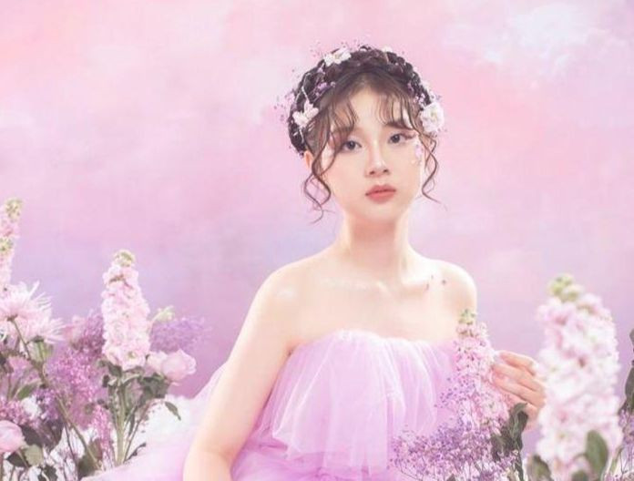 Ngoài nhiều thành tích trong học tập, Châu Giang cũng tích cực tham gia nhiều hoạt động ngoại khóa như sáng lập một dự án vì môi trường (Eco-Wander) nhằm nâng cao nhận thức của mọi người trong việc bảo vệ môi trường.