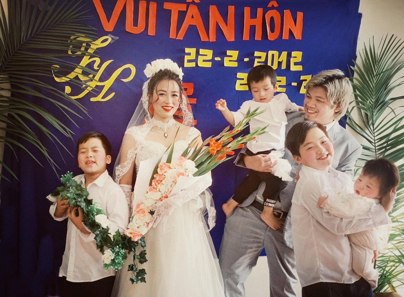 Bộ ảnh cưới được gói gọi trong không gian ở phòng ngủ với những phụ kiện trang trí sẵn có từ gia đình. Đặc biệt, váy cưới được Huyền giữ lại từ ngày còn làm thợ trang điểm, vest chú rể mượn của bố vợ, màn, chăn mượn bố mẹ chồng và phông xanh mượn nhà hàng xóm. Cô kể: &quot;Tổng chi phí chuẩn bị chỉ khoảng vài trăm nghìn đồng&quot;.