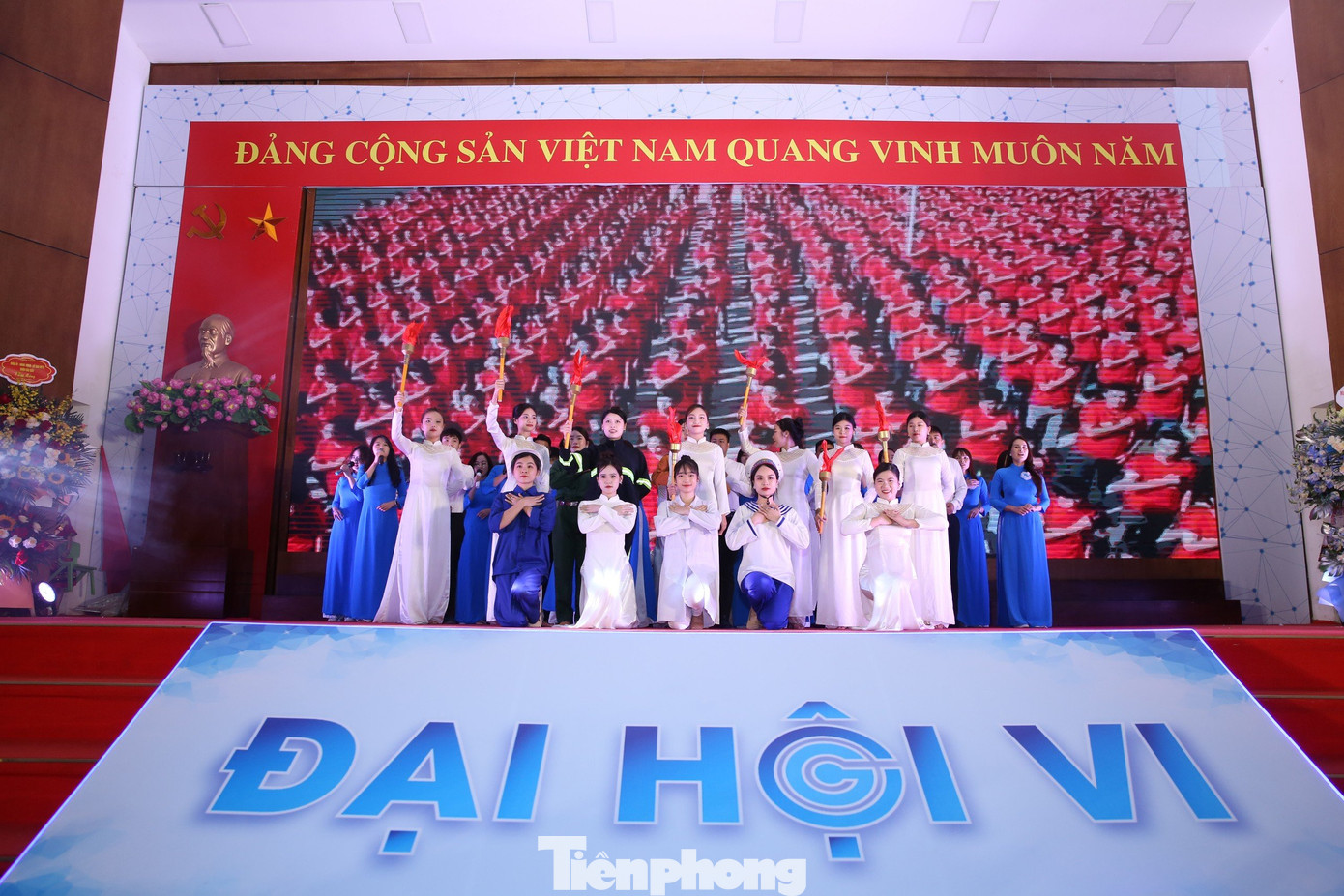 Tiết mục văn nghệ đặc sắc khai mạc phiên làm việc thứ hai.