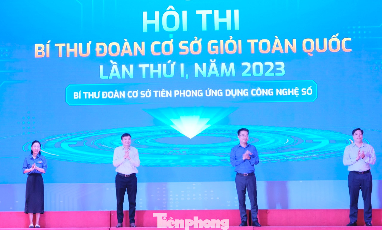 Các cán bộ Đoàn cơ sở tham gia vòng thi đầu tiên. Ảnh: C.Linh Các cán bộ Đoàn cơ sở tham gia vòng thi đầu tiên. Ảnh: C.Linh