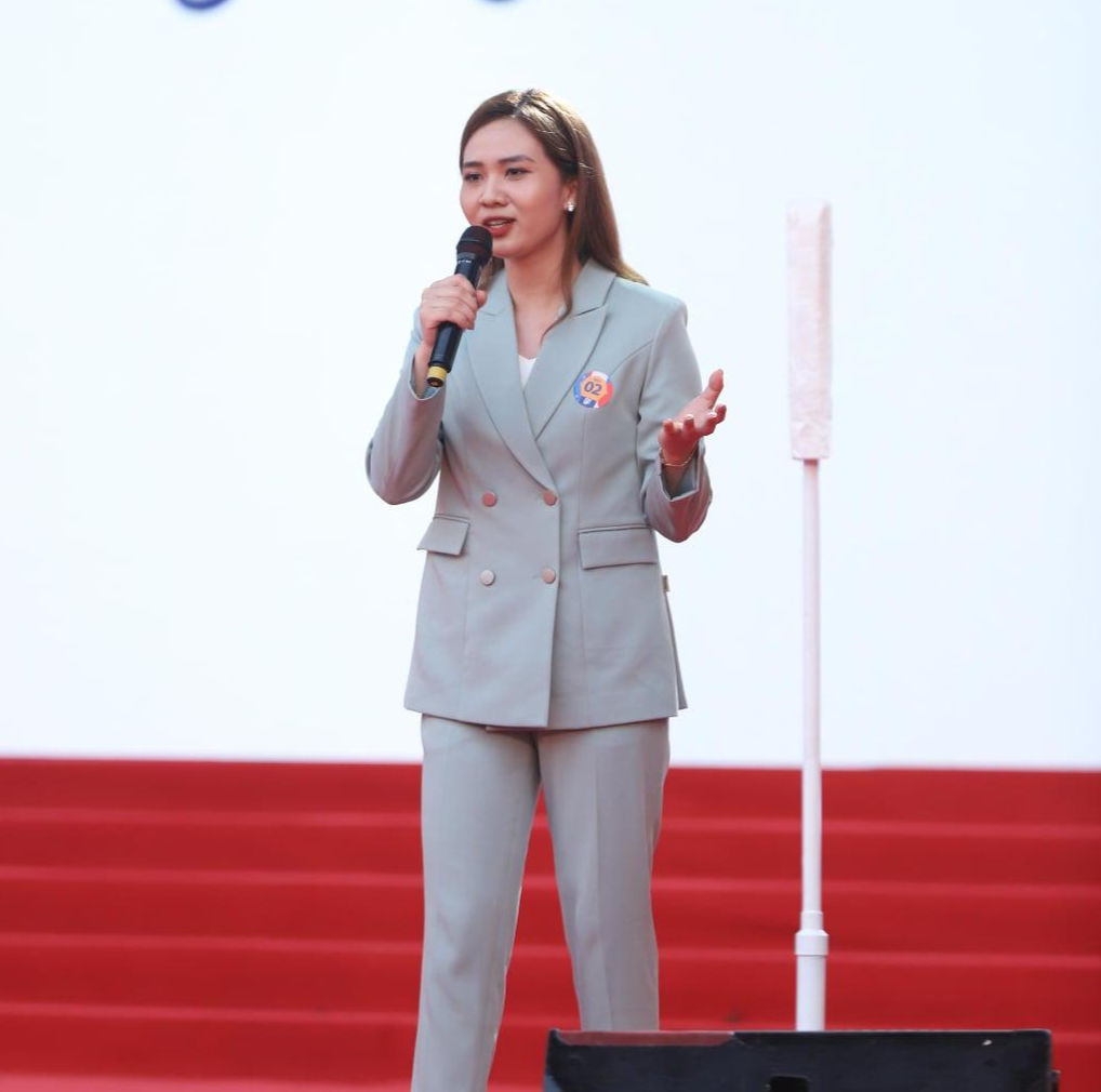 Nữ sinh trường Báo tại đêm chung kết. Nữ sinh trường Báo tại đêm chung kết.