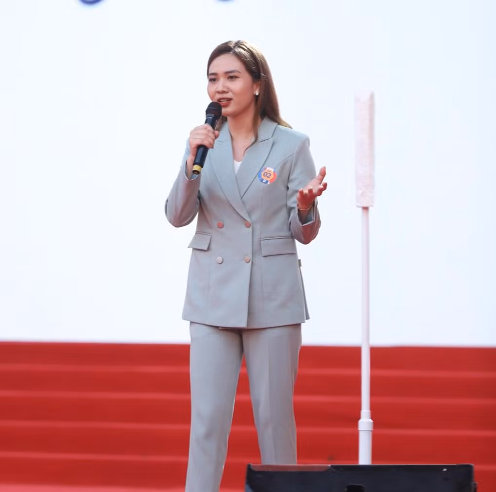 Nữ sinh trường Báo tại đêm chung kết.