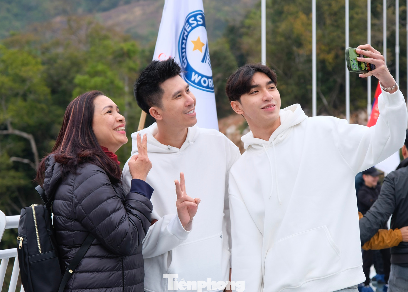 Hai bạn Chu Ngọc Quý và Lưu Hoàng Long cùng mẹ đến từ Hà Nội háo hức trải nghiệm cầu kính Bạch Long. Hoàng Long cho biết, cảm giác đầu tiên của em là sợ và run, nhưng khi đi được một đoạn bắt đầu quen dần và thưởng thức vẻ đẹp hùng vĩ của núi rừng. Ảnh: Châu Linh