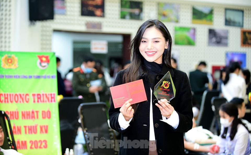 Khánh Hòa nhận giấy chứng nhận hiến máu và biểu trưng tri ân của báo Tiền Phong.