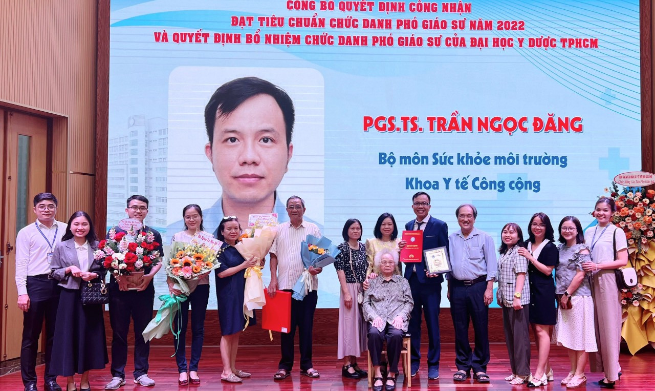 PGS.TS Trần Ngọc Đăng chụp ảnh cùng gia đình, bạn bè tại Lễ bổ nhiệm chức danh Phó Giáo sư năm 2022 của Đại học Y Dược TPHCM.