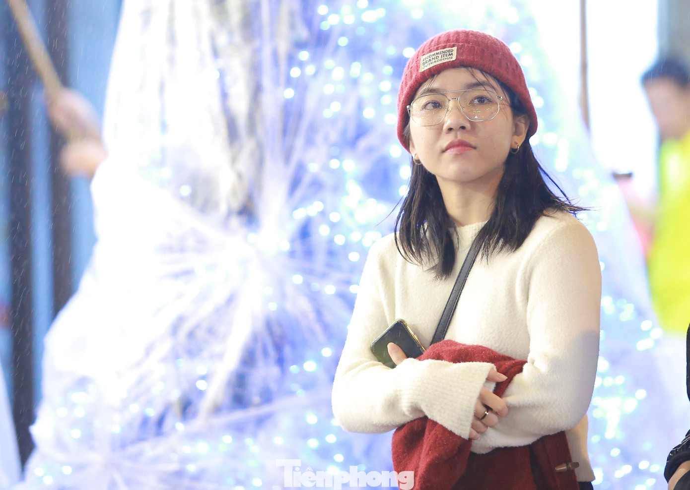 Khăn len, mũ len... được bạn trẻ trang bị đầy đủ để đón gió lạnh. Khăn len, mũ len... được bạn trẻ trang bị đầy đủ để đón gió lạnh.