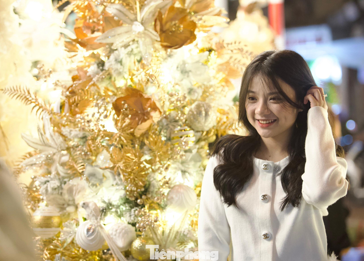 Tuy gần 1 tháng nữa mới đến Giáng sinh nhưng phố Hàng Mã, Tôn Thất Tùng... đã rực rỡ sắc màu với những mặt hàng trang trí Noel, thu hút bạn trẻ đến tham quan, chụp ảnh check in và mua sắm. Tuy gần 1 tháng nữa mới đến Giáng sinh nhưng phố Hàng Mã, Tôn Thất Tùng... đã rực rỡ sắc màu với những mặt hàng trang trí Noel, thu hút bạn trẻ đến tham quan, chụp ảnh check in và mua sắm.