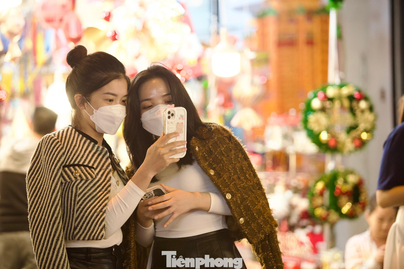 Đa số các cửa hàng bày bán đồ trang trí Noel đều chỉ cho các bạn trẻ chụp ảnh trong thời gian ngắn để phục vụ cho việc mua bán. Trường hợp khách trả phí chụp ảnh sẽ được tham quan và chụp các góc đẹp trong cửa hàng. Đa số các cửa hàng bày bán đồ trang trí Noel đều chỉ cho các bạn trẻ chụp ảnh trong thời gian ngắn để phục vụ cho việc mua bán. Trường hợp khách trả phí chụp ảnh sẽ được tham quan và chụp các góc đẹp trong cửa hàng.