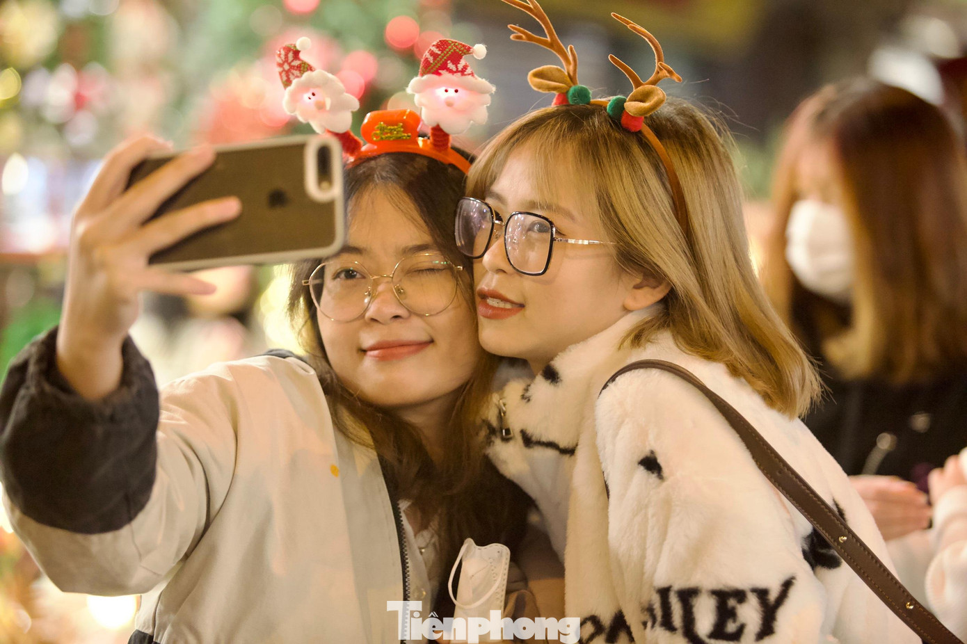 Cô bạn tên Hoa (bên phải, ở Hà Nội) cùng bạn lên phố Hàng Mã từ lúc 8h tối ngày 30/11 để có nhiều thời gian chụp ảnh, khám phá đồ trang trí Noel độc lạ trong năm nay. Từ chiều tối qua, miền Bắc đón đợt không khí lạnh mạnh nhất từ đầu mùa, trời rét đậm. Đây là thời điểm nhiều bạn trẻ thích thú diện áo ấm xuống phố đón Giáng sinh sớm. Cô bạn tên Hoa (bên phải, ở Hà Nội) cùng bạn lên phố Hàng Mã từ lúc 8h tối ngày 30/11 để có nhiều thời gian chụp ảnh, khám phá đồ trang trí Noel độc lạ trong năm nay. Từ chiều tối qua, miền Bắc đón đợt không khí lạnh mạnh nhất từ đầu mùa, trời rét đậm. Đây là thời điểm nhiều bạn trẻ thích thú diện áo ấm xuống phố đón Giáng sinh sớm.