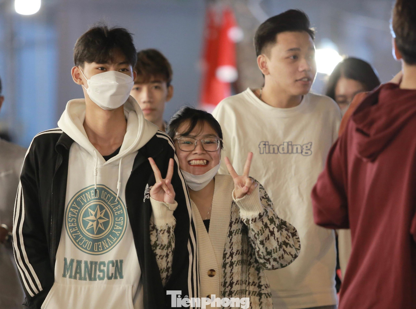 Bạn Hoài An (sinh viên năm nhất đến từ Hà Nam) cùng bạn bè lên phố vui chơi dịp Giáng sinh. An cho biết, đây là lần thứ 2 cô bạn ghé thăm Hàng Mã và thấy rất háo hức vì có nhiều góc sống ảo đẹp. Bạn Hoài An (sinh viên năm nhất đến từ Hà Nam) cùng bạn bè lên phố vui chơi dịp Giáng sinh. An cho biết, đây là lần thứ 2 cô bạn ghé thăm Hàng Mã và thấy rất háo hức vì có nhiều góc sống ảo đẹp.