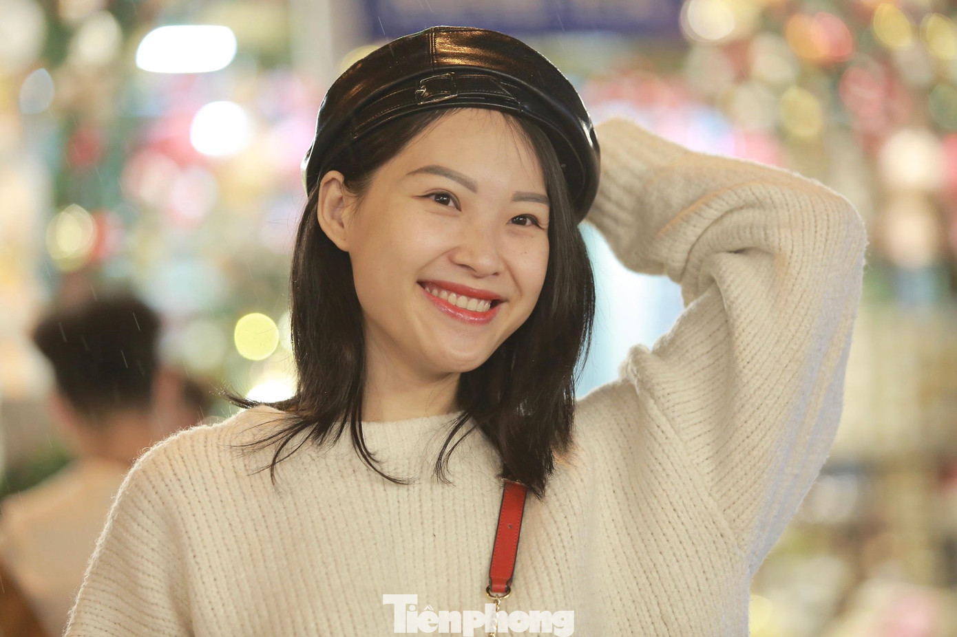 Cô gái Hà thành tươi tắn bên ánh đèn lung linh, rực rỡ trên phố Hàng Mã. Cô gái Hà thành tươi tắn bên ánh đèn lung linh, rực rỡ trên phố Hàng Mã.