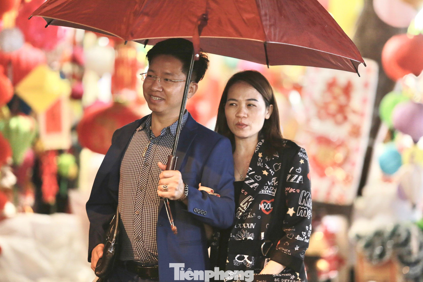 Trời mưa nhỏ khiến mọi người cảm nhận rõ hơn không khí lạnh. Trời mưa nhỏ khiến mọi người cảm nhận rõ hơn không khí lạnh.