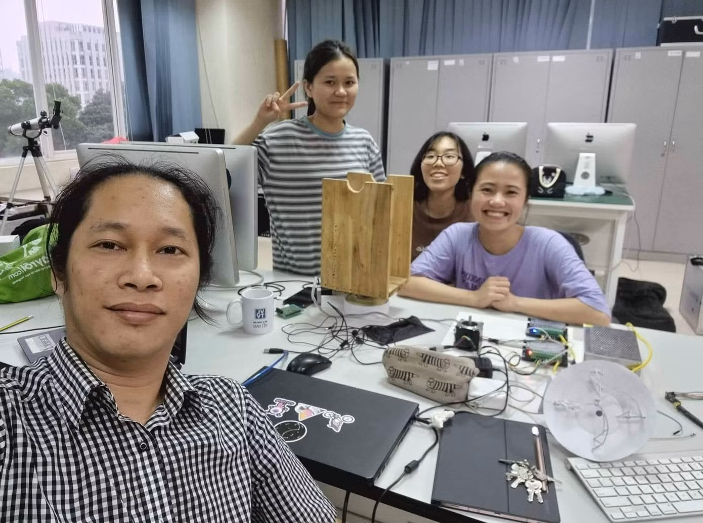 Linh chụp cùng thầy hướng dẫn và các bạn trong nhóm dự án về kính thiên văn. Linh chụp cùng thầy hướng dẫn và các bạn trong nhóm dự án về kính thiên văn.