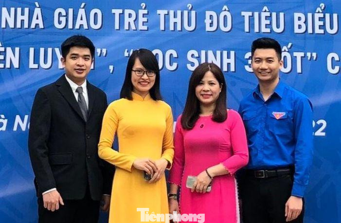 Chị Đào Mỹ Hằng- Phó Bí thư Đoàn thanh niên Học viện Ngân hàng (thứ hai từ trái sang) nhận danh hiệu &quot;Nhà giáo trẻ Thủ đô tiêu biểu&quot; năm 2022.