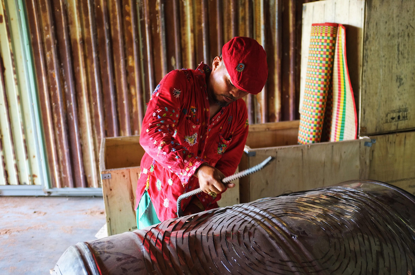 Hiện tại, dù theo đuổi công việc không đem lại thu nhập nhưng anh Dân vẫn nhận được sự ủng hộ từ gia đình. Không những thế, họ còn là những người trực tiếp đi cùng anh đến những bãi phế liệu hay các địa điểm để tìm chất liệu cho các tác phẩm tái sinh.