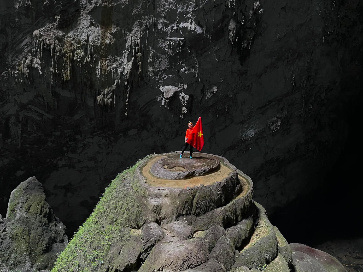 Một trong những kiến tạo tự nhiên kỳ diệu kỳ bí nhất ở Sơn Đoòng là hốc đá tròn lớn, được ví như "hố James Bond" đã thực sự làm các nhà thám hiểm kinh ngạc. Một trong những kiến tạo tự nhiên kỳ diệu kỳ bí nhất ở Sơn Đoòng là hốc đá tròn lớn, được ví như "hố James Bond" đã thực sự làm các nhà thám hiểm kinh ngạc.