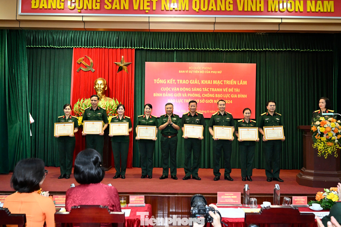 Trung tướng Lê Quang Minh - Phó Chủ nhiệm Tổng cục chính trị Quân đội nhân dân Việt Nam trao thưởng đối với tập thể, cá nhân có thành tích xuất sắc trong công tác tham mưu, phục vụ, tổ chức vận động sáng tác và triển lãm. Trung tướng Lê Quang Minh - Phó Chủ nhiệm Tổng cục chính trị Quân đội nhân dân Việt Nam trao thưởng đối với tập thể, cá nhân có thành tích xuất sắc trong công tác tham mưu, phục vụ, tổ chức vận động sáng tác và triển lãm.