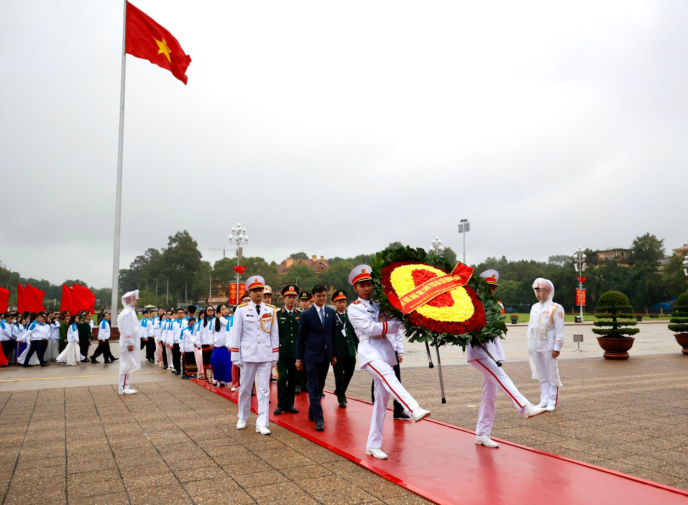 Đoàn đại biểu báo công, vào Lăng viếng Bác. Đoàn đại biểu báo công, vào Lăng viếng Bác.