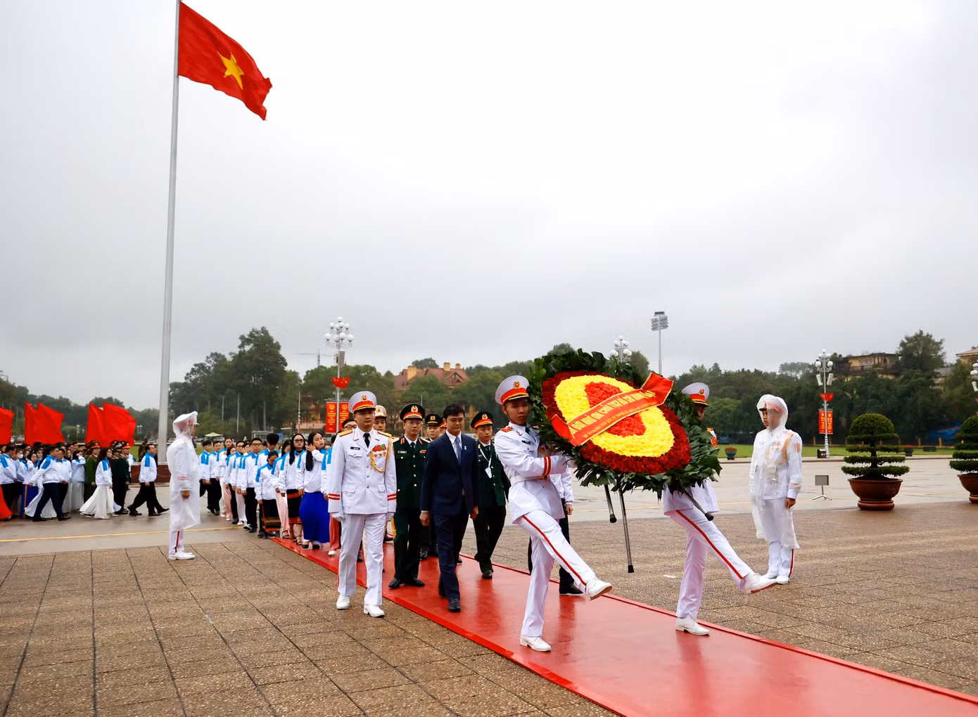 Đoàn đại biểu báo công, vào Lăng viếng Bác.