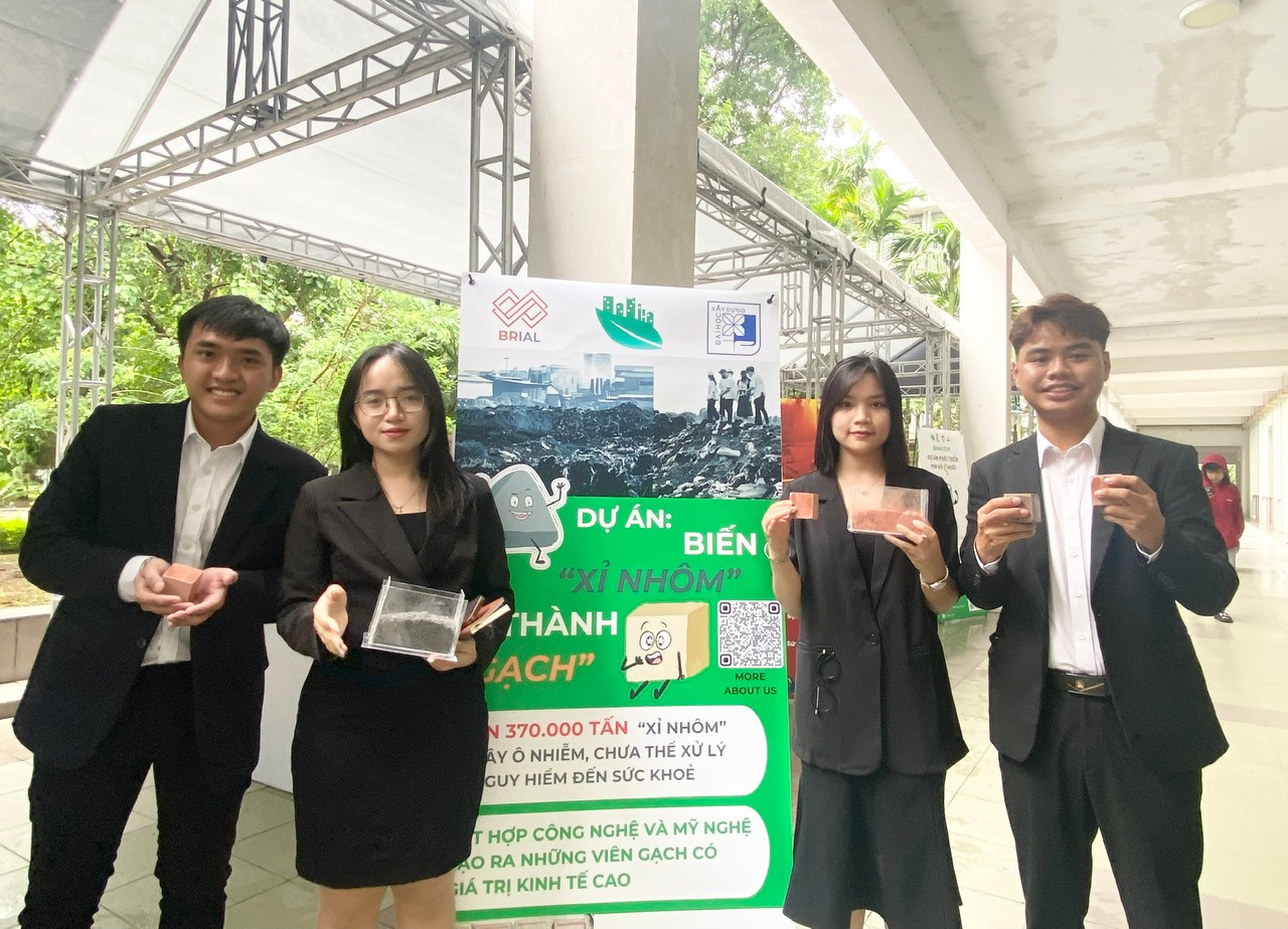 Các thành viên của dự án BRIAL - Gạch từ phế thải xi nhôm (đến từ trường ĐH Xây dựng Hà Nội) đã giành giải Nhì tại cuộc thi.