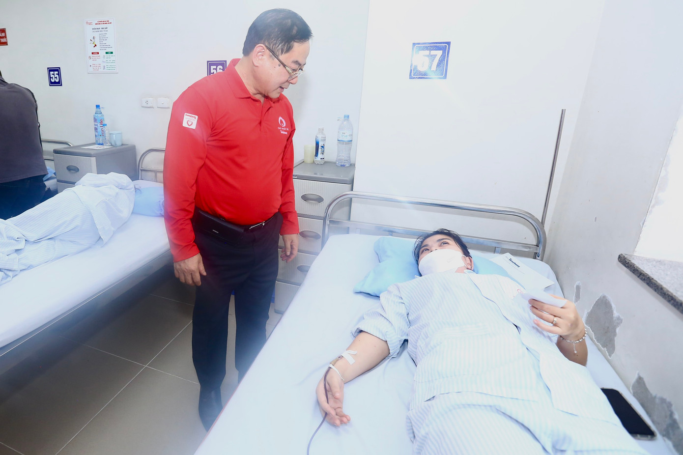 Nhà báo Lê Xuân Sơn - Tổng Biên tập báo Tiền Phong thăm hỏi, động viên các bệnh nhân. Nhà báo Lê Xuân Sơn - Tổng Biên tập báo Tiền Phong thăm hỏi, động viên các bệnh nhân.