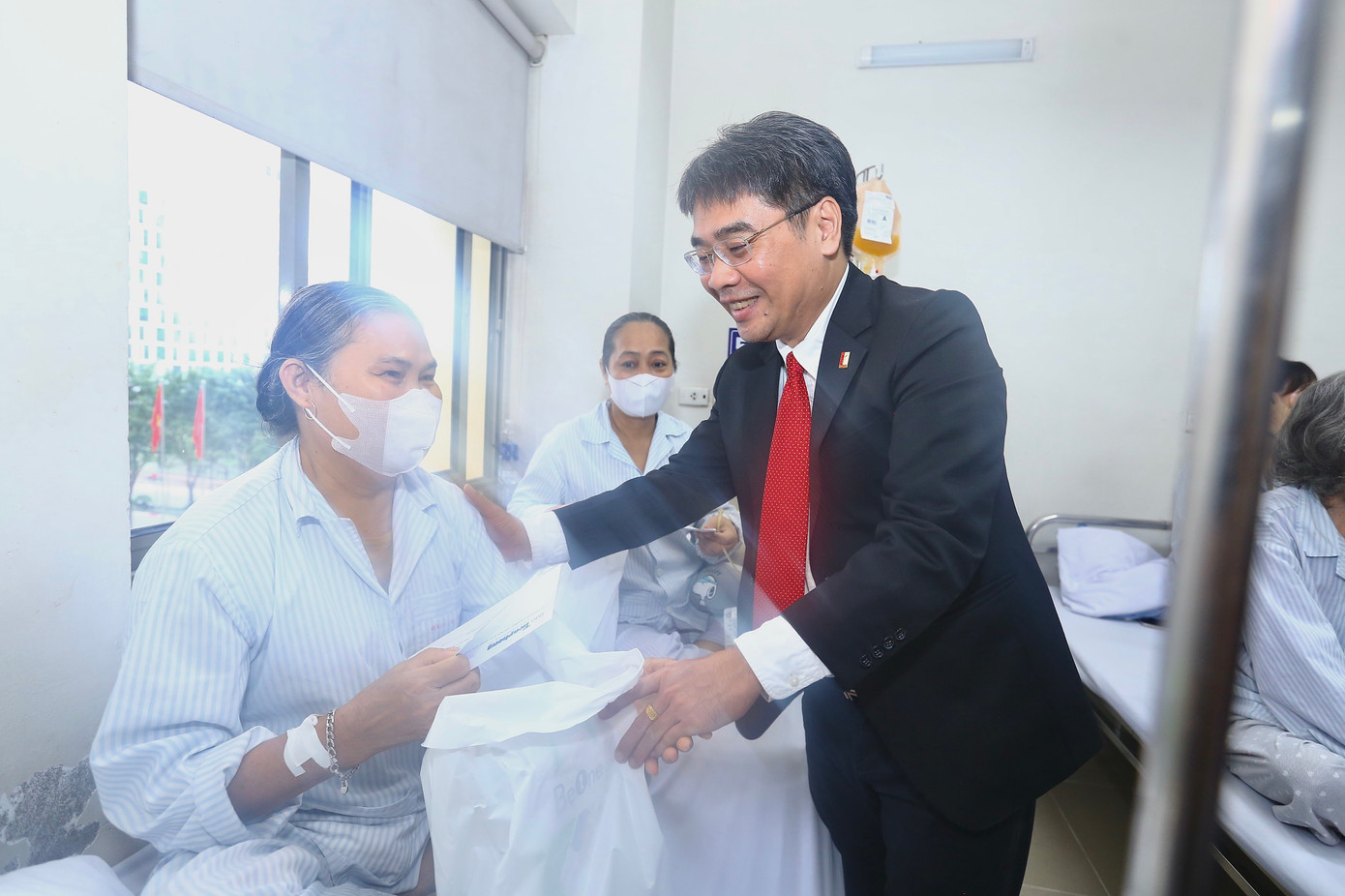 PGS.TS Huỳnh Đăng Chính - Phó Giám đốc Đại học Bách khoa Hà Nội thăm hỏi, động viên bệnh nhân. PGS.TS Huỳnh Đăng Chính - Phó Giám đốc Đại học Bách khoa Hà Nội thăm hỏi, động viên bệnh nhân.