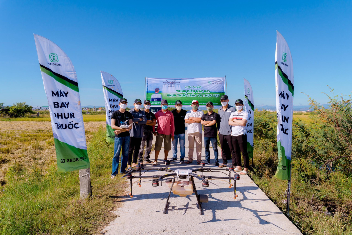 Hội thảo &quot;Trình diễn máy bay phun thuốc bảo vệ thực vật&quot; do thầy Hùng và cộng sự thực hiện.