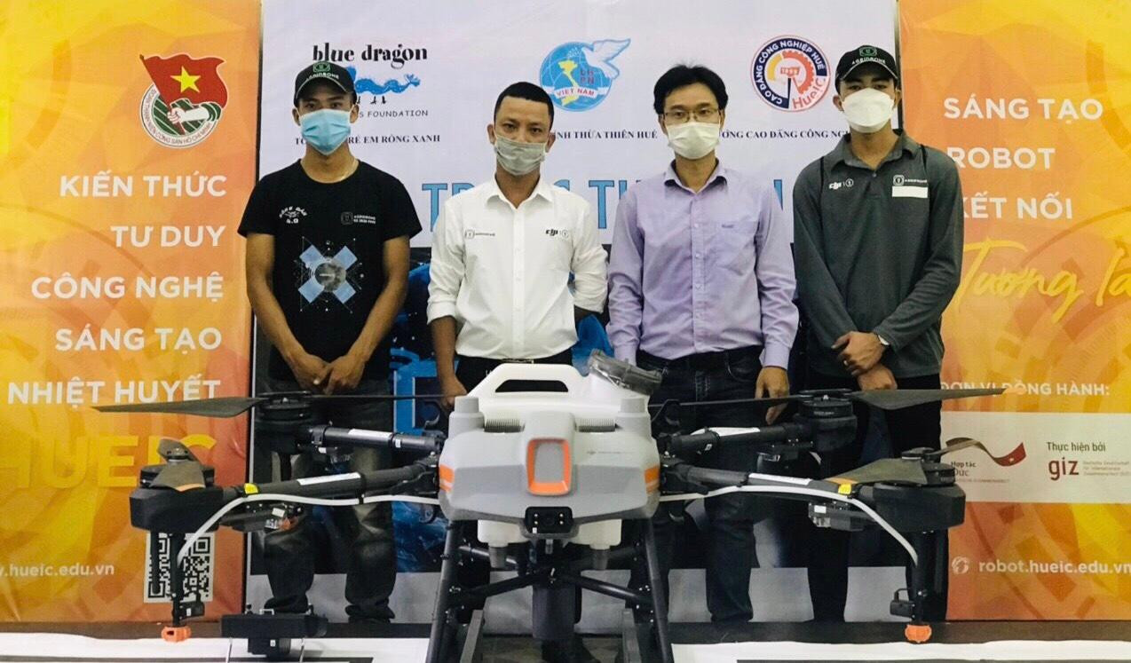 Không gian trưng bày, giới thiệu thiết bị máy bay không người lái tới thanh niên địa phương và các bạn học sinh.