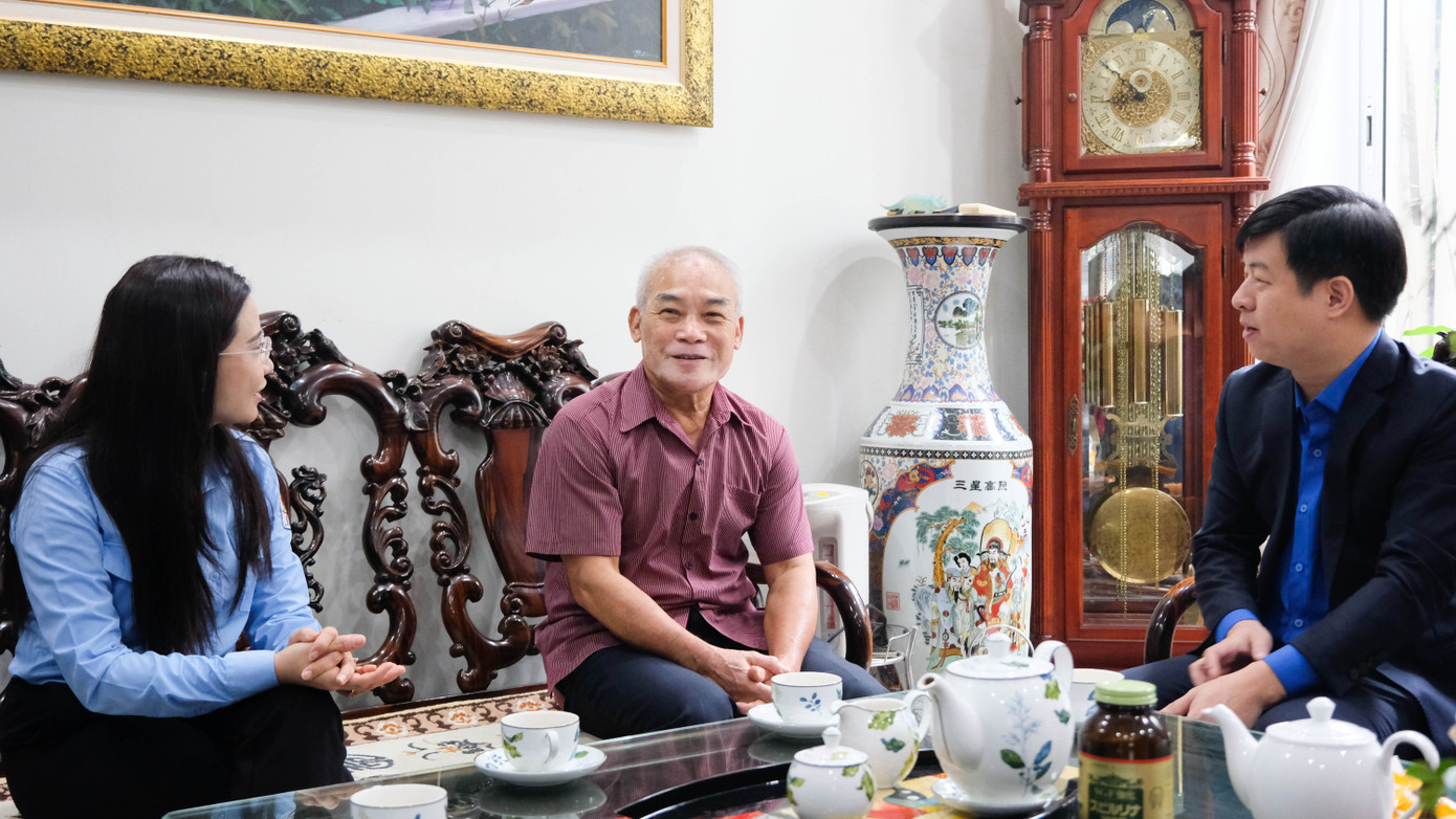 Nguyên Thứ trưởng Bộ GD&ĐT Nguyễn Vinh Hiển - Nguyên Phó Chủ tịch Hội đồng Đội Trung ương khóa VI (ở giữa) chia sẻ cùng đoàn công tác T.Ư Đoàn. Ảnh: Châu Linh Nguyên Thứ trưởng Bộ GD&ĐT Nguyễn Vinh Hiển - Nguyên Phó Chủ tịch Hội đồng Đội Trung ương khóa VI (ở giữa) chia sẻ cùng đoàn công tác T.Ư Đoàn. Ảnh: Châu Linh