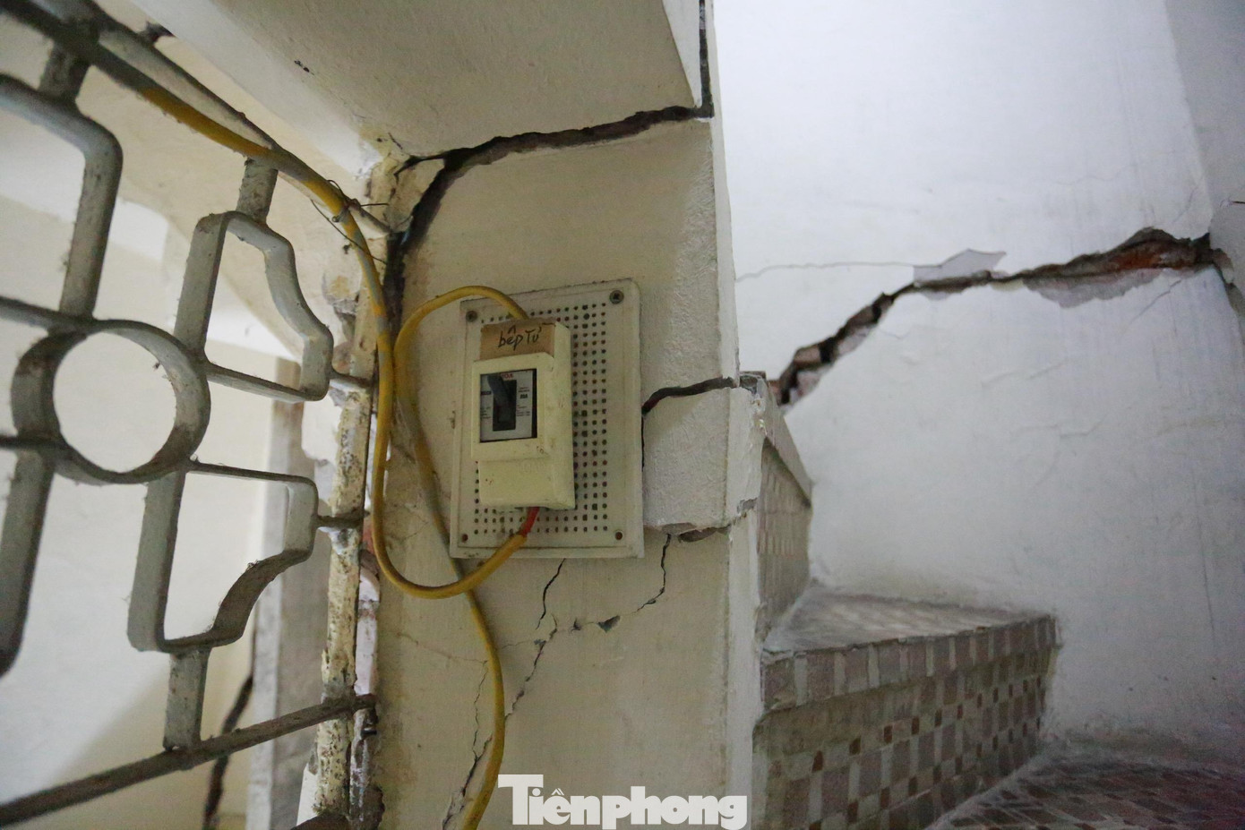 Không chỉ có nhà ông Đa rơi vào cảnh "chống nạng", một số ngôi nhà khác nằm trên đường Kim Mã cũng gặp phải hoàn cảnh tương tự. Được biết, đường Kim Mã, quận Ba Đình là khu vực sát với nhà ga S9, nơi đầu tiên của tuyến đường sắt metro Nhổn - ga Hà Nội bắt đầu đi ngầm. Vì thế, một trong những ngôi nhà ảnh hưởng nặng nhất khu vực này là nhà của chị Nguyễn Thị Bích (53 tuổi, ở số 431 đường Kim Mã) có các hiện tượng lún, nứt, không thể đóng kín cửa.