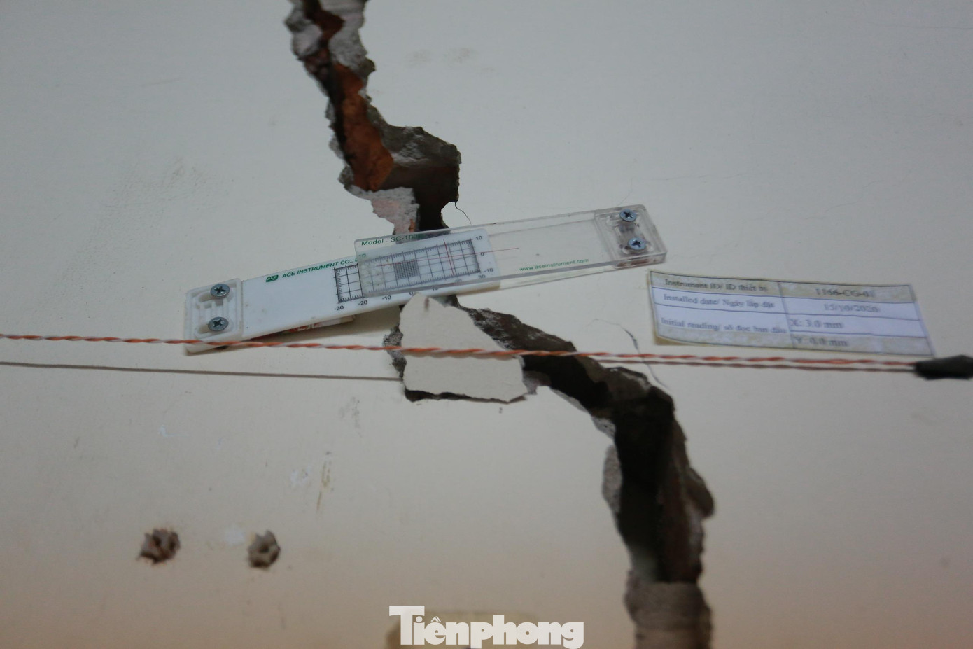 Thước đo vết nứt trên tường.