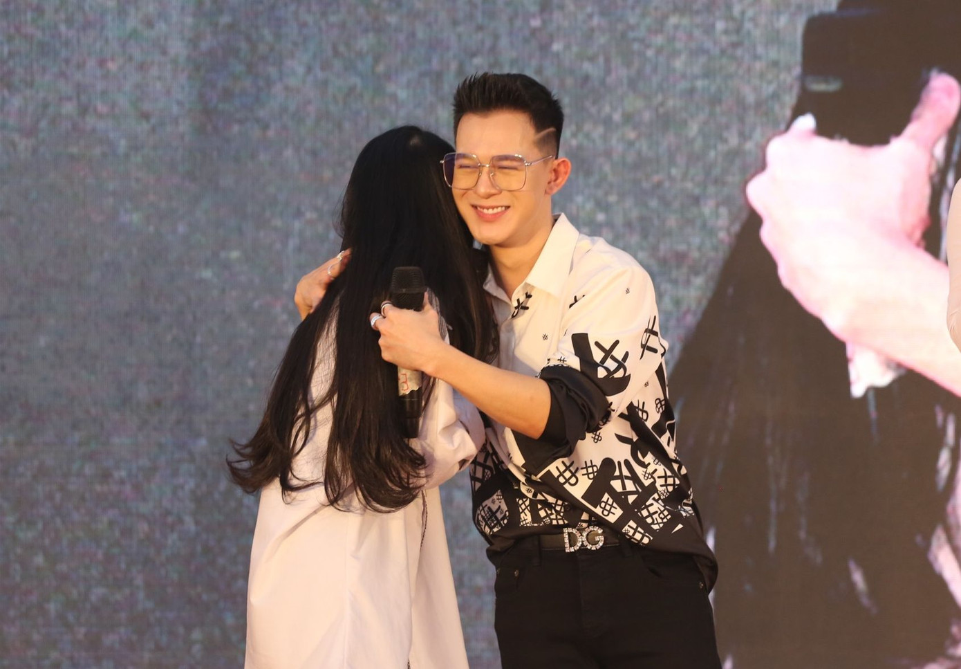 Cái ôm ấm áp truyền động lực của diễn viên Quang Anh với em học sinh.