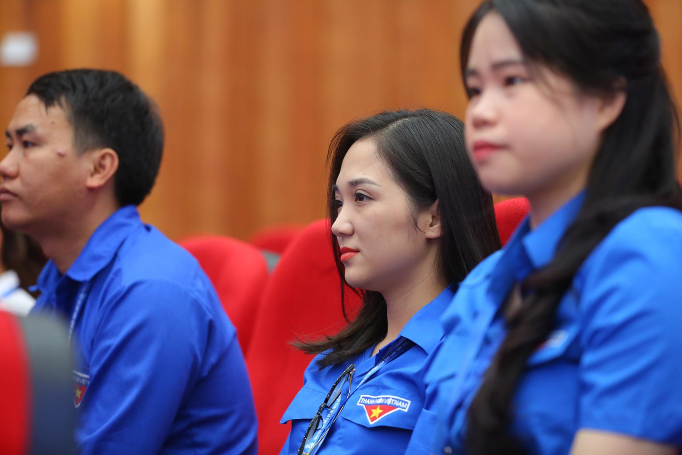 Góc nghiêng của một nữ đại biểu đang chăm chú, háo hức đợi kết quả kiểm phiếu. Góc nghiêng của một nữ đại biểu đang chăm chú, háo hức đợi kết quả kiểm phiếu.