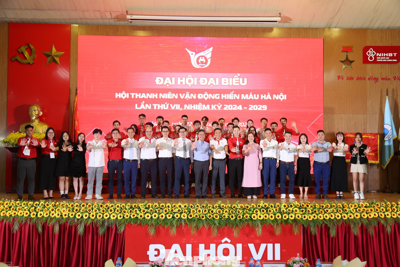 Ra mắt Ủy ban Hội khoá VII. Ra mắt Ủy ban Hội khoá VII.