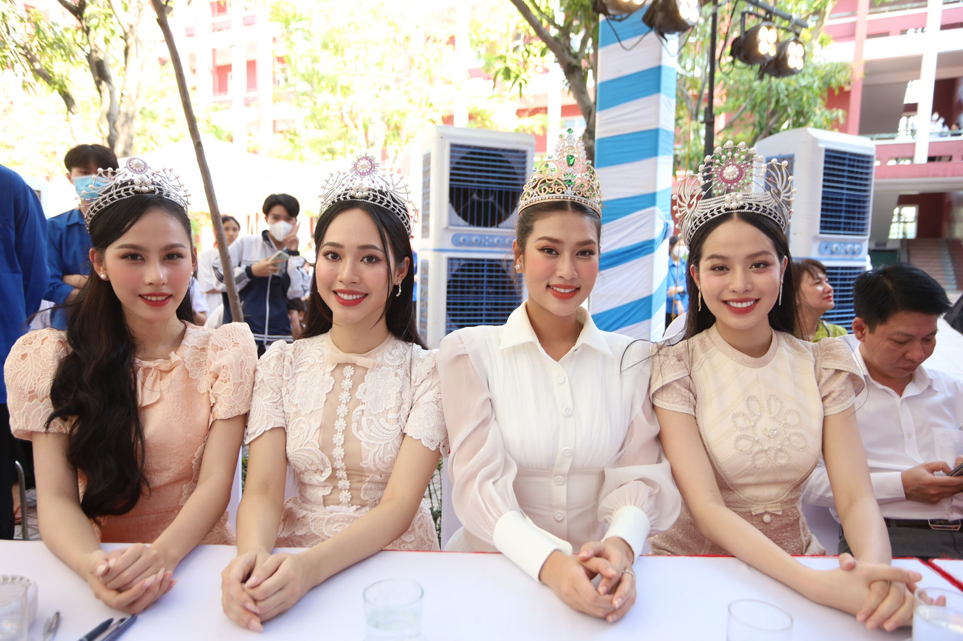 Sự xuất hiện, chia sẻ của các hoa hậu, người đẹp đã góp phần lan tỏa mạnh mẽ hơn và truyền cảm hứng rộng rãi tới các bạn học sinh về cách tự bảo vệ mình trên không gian mạng và trong môi trường học đường. Sự xuất hiện, chia sẻ của các hoa hậu, người đẹp đã góp phần lan tỏa mạnh mẽ hơn và truyền cảm hứng rộng rãi tới các bạn học sinh về cách tự bảo vệ mình trên không gian mạng và trong môi trường học đường.